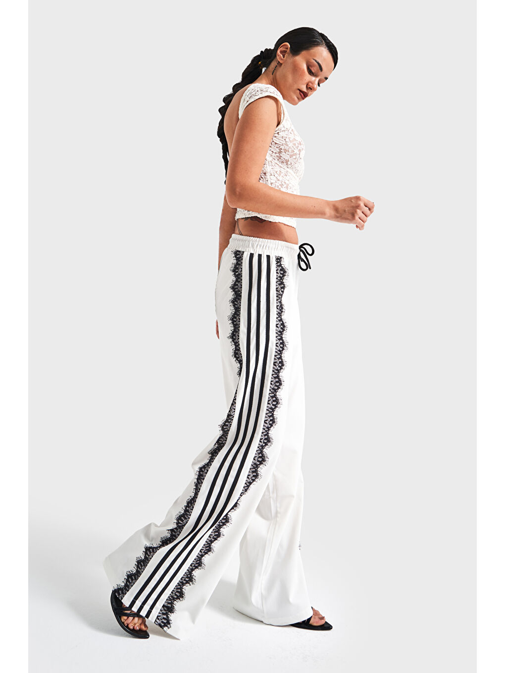 Kadın Beyaz Renk Yandan Şeritli Dantel Detaylı Tasarım Kumaş Pantolon-3