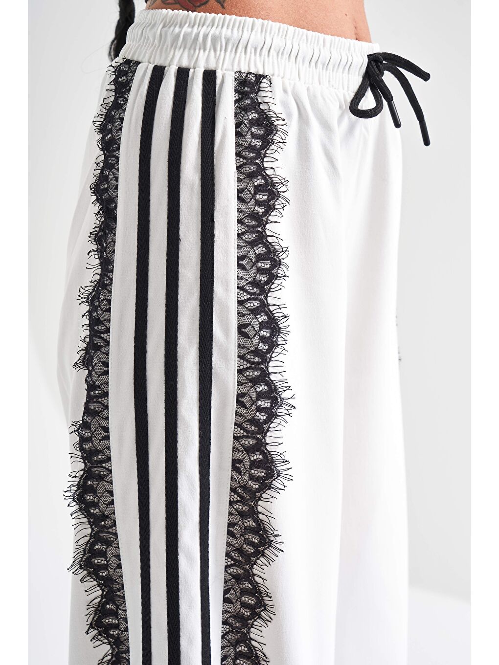 Kadın Beyaz Renk Yandan Şeritli Dantel Detaylı Tasarım Kumaş Pantolon-2