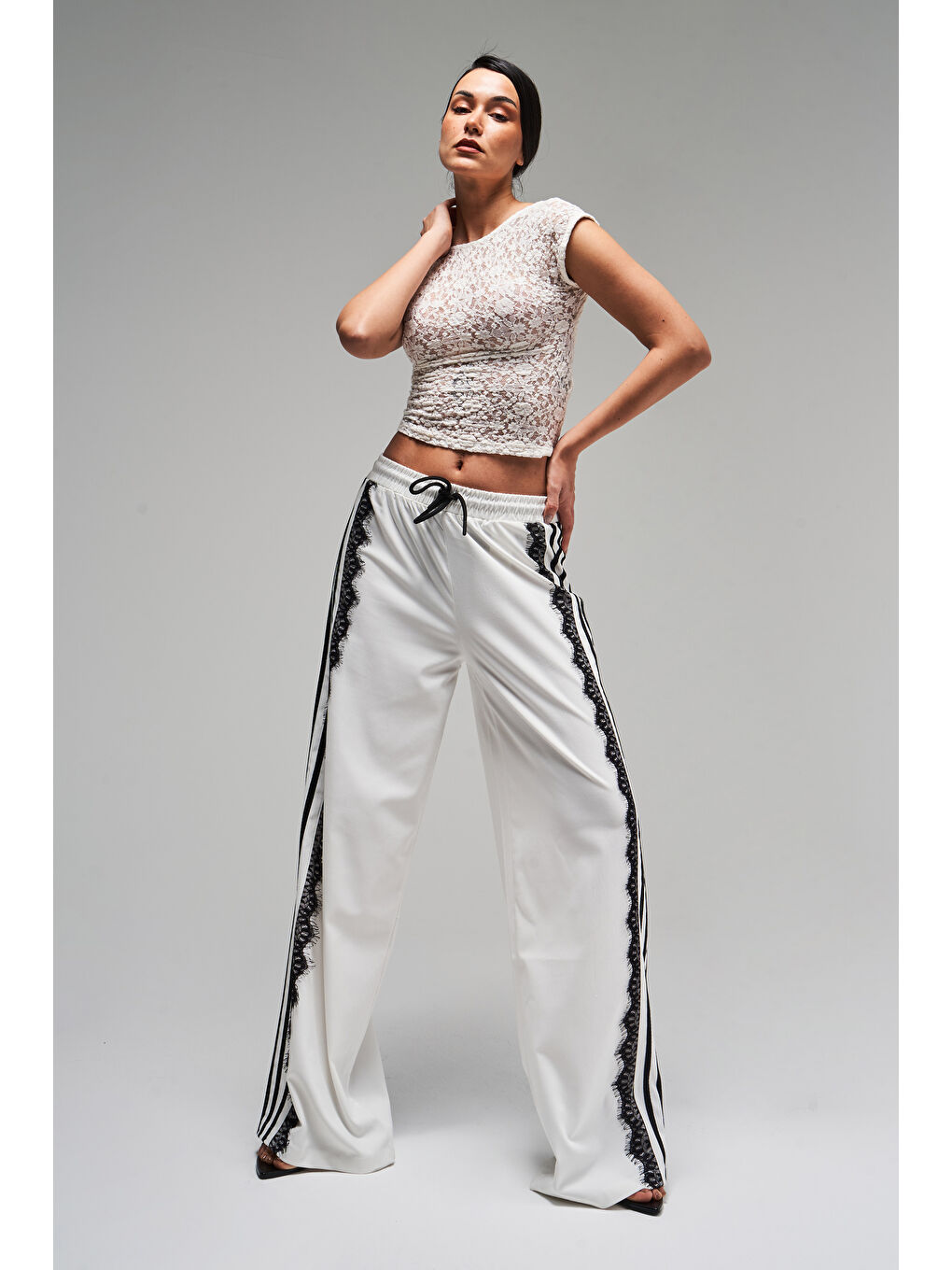 Kadın Beyaz Renk Yandan Şeritli Dantel Detaylı Tasarım Kumaş Pantolon-1