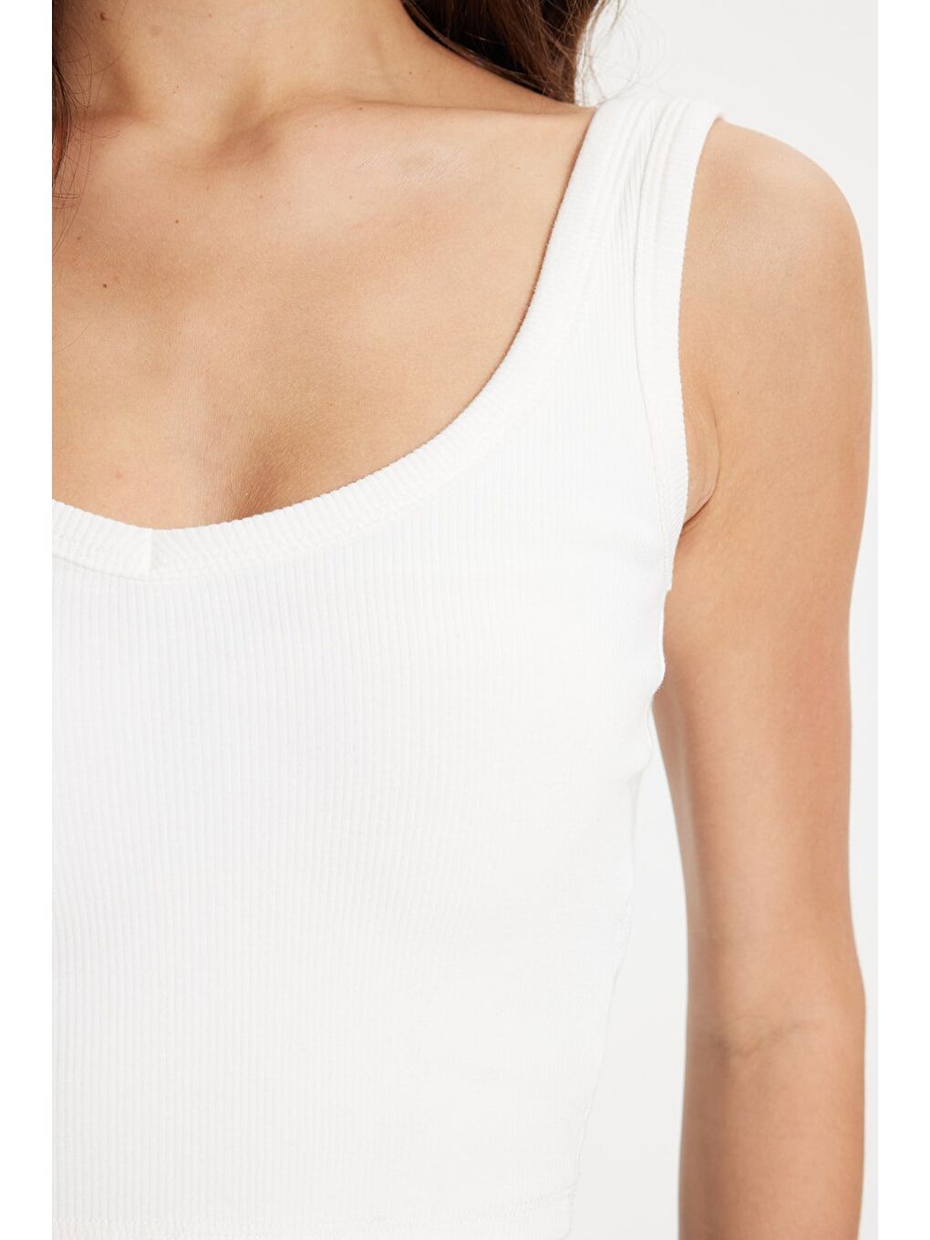 Kadın Slim Fit Dar Kesim Pamuklu Fitilli Görünümlü Kalın Askılı Ekru Bluz Atlet-4