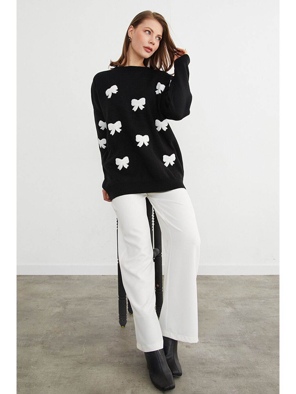 Siyah Kurdele Nakışlı Bisiklet Yaka Oversize Triko Kazak-1