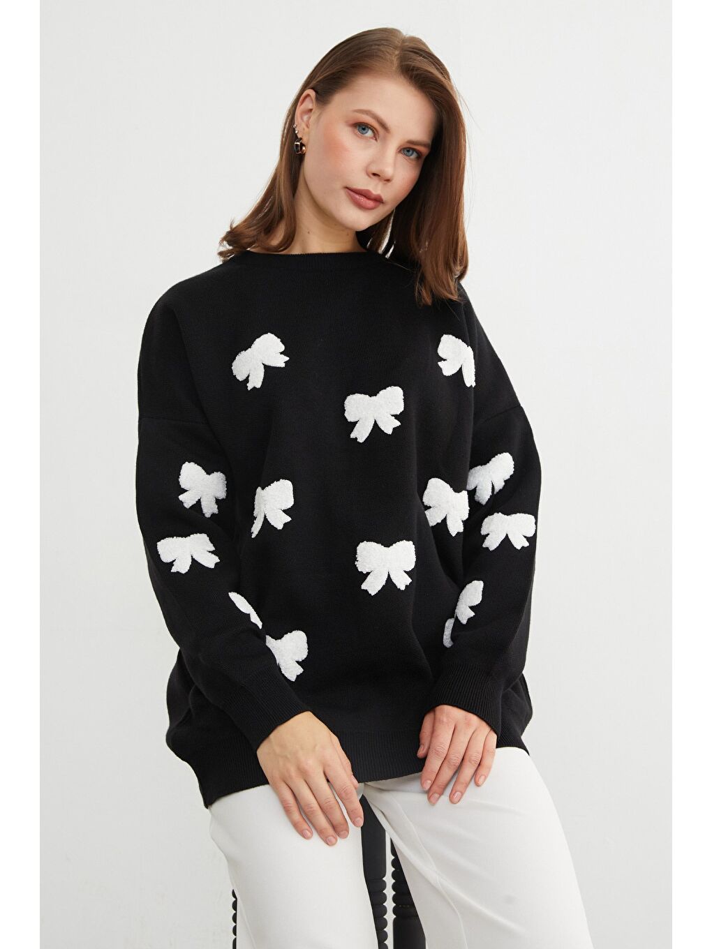 Siyah Kurdele Nakışlı Bisiklet Yaka Oversize Triko Kazak-2