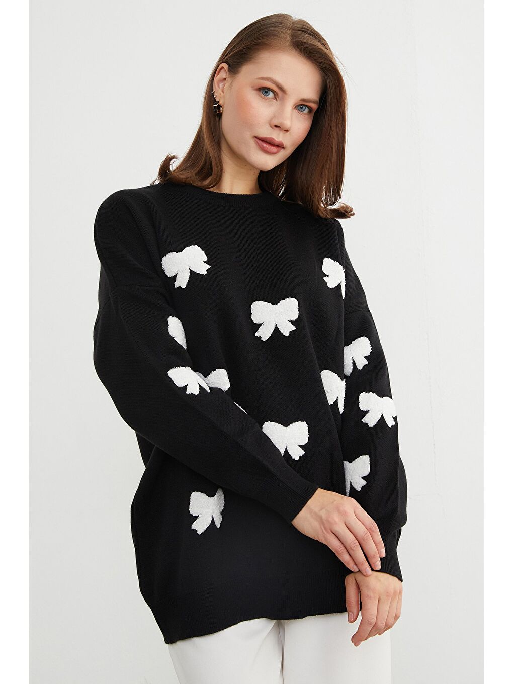 Siyah Kurdele Nakışlı Bisiklet Yaka Oversize Triko Kazak-3