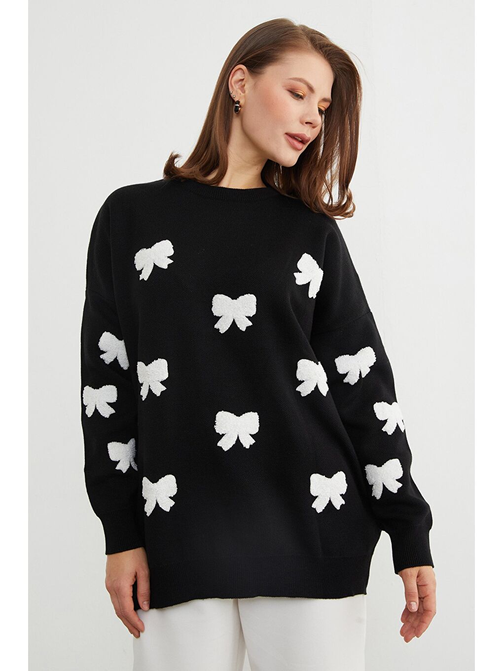 Siyah Kurdele Nakışlı Bisiklet Yaka Oversize Triko Kazak-4