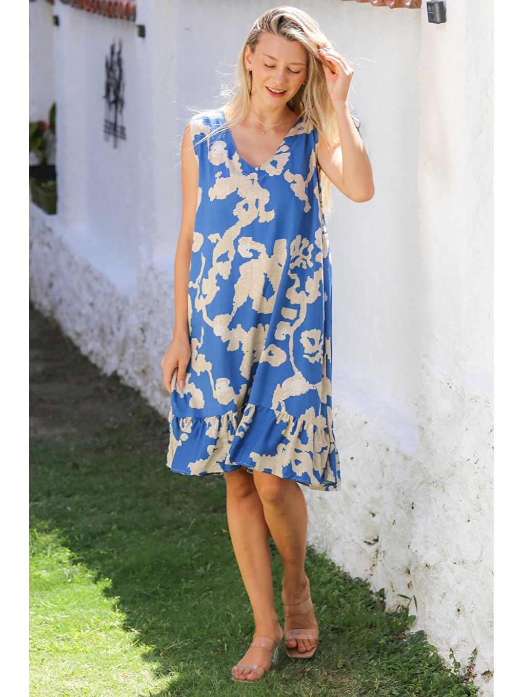 Mavi-Bej V Yaka Kolsuz Etek Ucu Fırfırlı Dokuma Casual Elbise-4