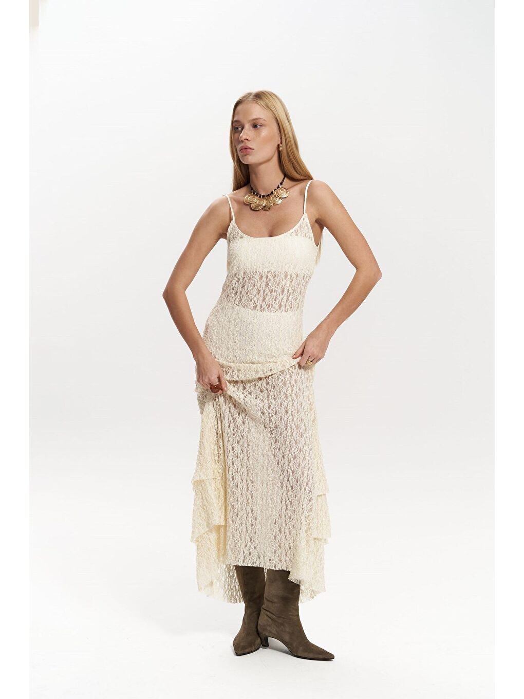 Eli Dantelli Bej Uzun Elbise