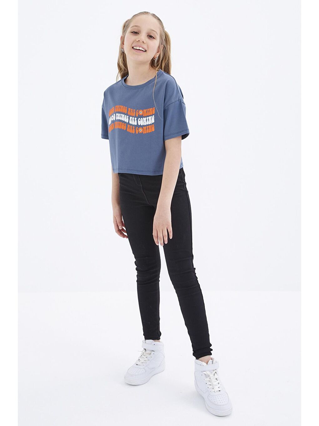 TOMMYLIFE Petrol Oversize Renkli Yazı Baskılı Düşük Omuz O Yaka Kız Çocuk Crop T-Shirt  - 75038 - 1