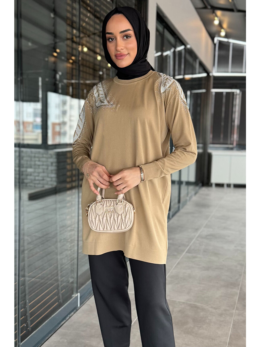 Bej Taş İşlemeli Bisiklet Yaka Tesettür Triko Tunik-2