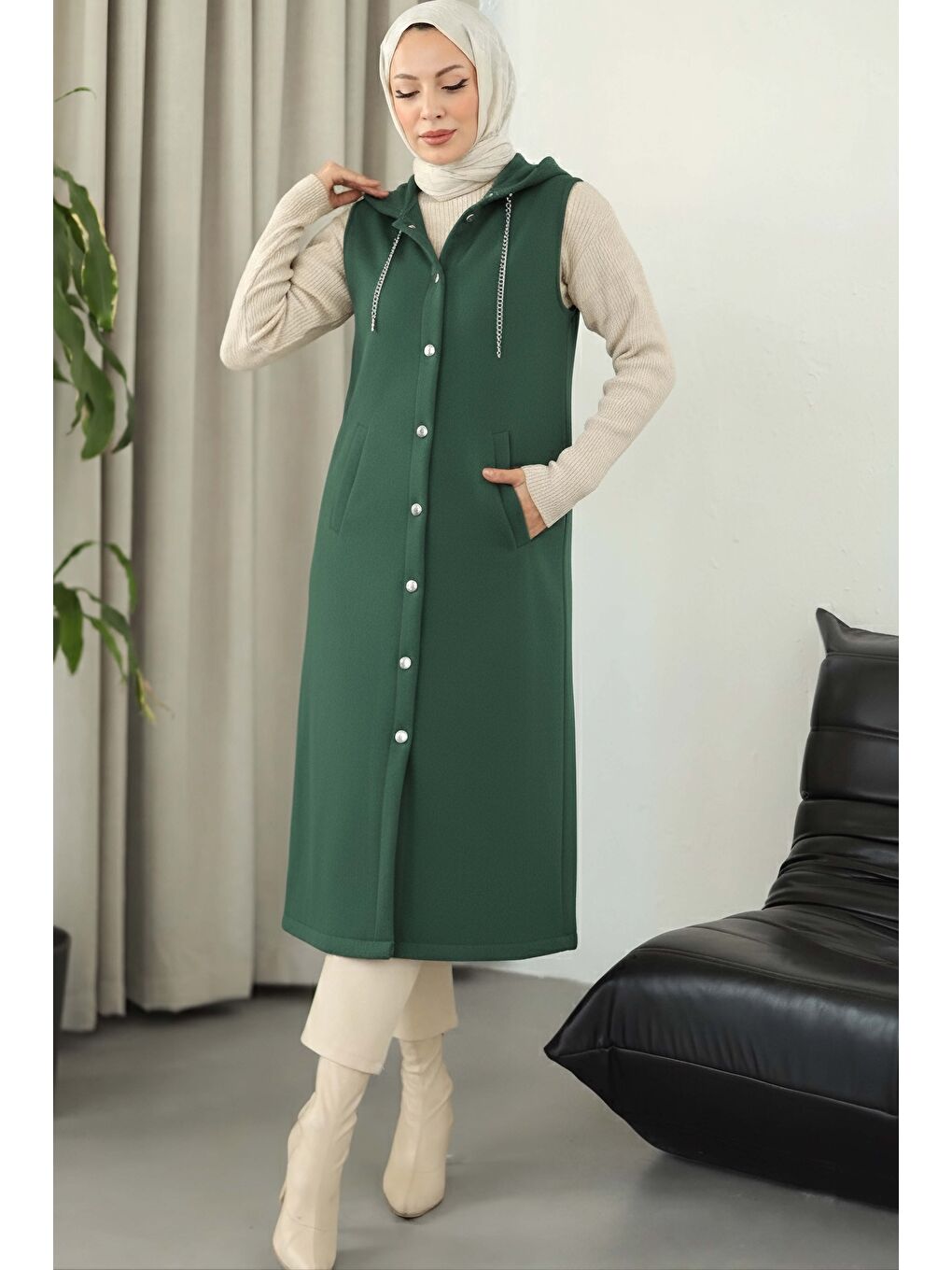 Yeşil Düğmeli Zincir Detaylı Kaşe Yelek Zumrut - 28035-ZUMRUT