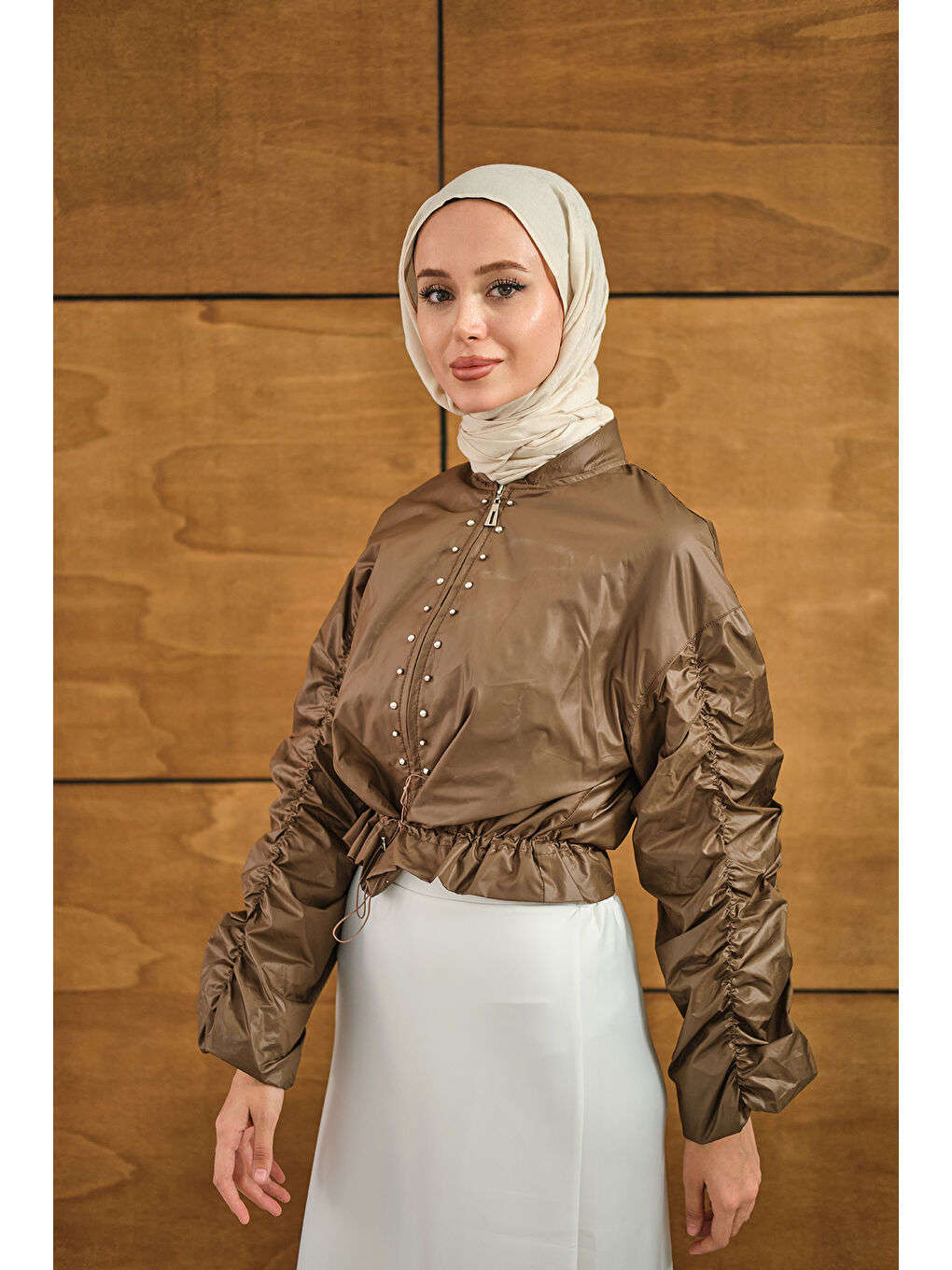 Kadın Ön Boncuk Detay Kısa Yağmurluk Kahverengi