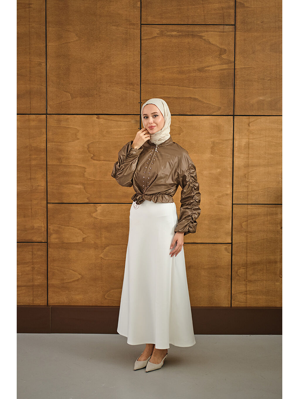 Kadın Ön Boncuk Detay Kısa Yağmurluk Kahverengi-1