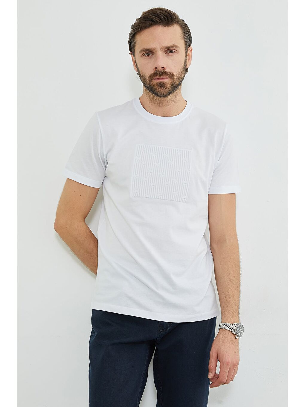 Beyaz Kabartma Baskılı Bisiklet Yaka Tişört