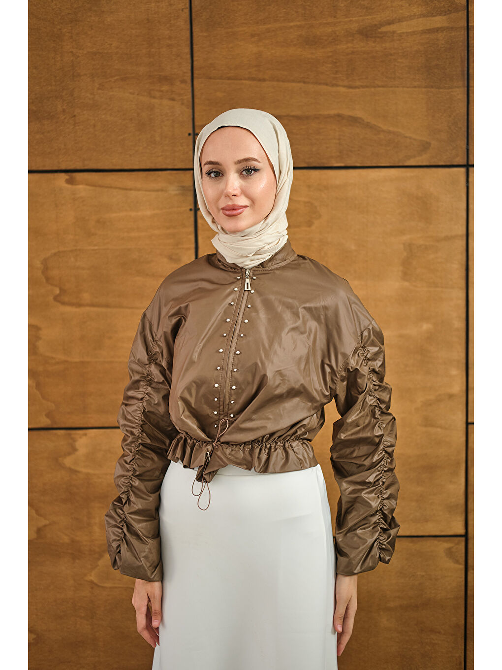 Kadın Ön Boncuk Detay Kısa Yağmurluk Kahverengi-2