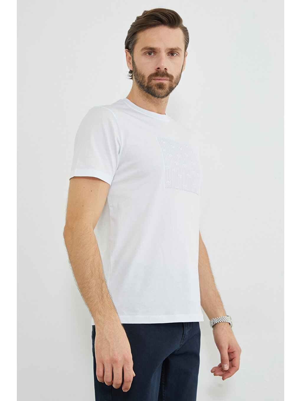 Beyaz Kabartma Baskılı Bisiklet Yaka Tişört-1