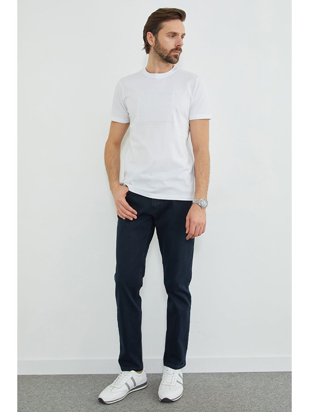 Beyaz Kabartma Baskılı Bisiklet Yaka Tişört-2