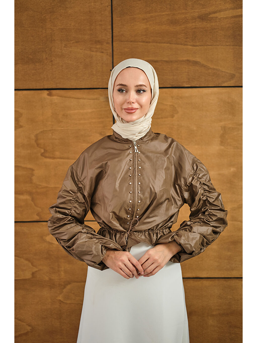 Kadın Ön Boncuk Detay Kısa Yağmurluk Kahverengi-3