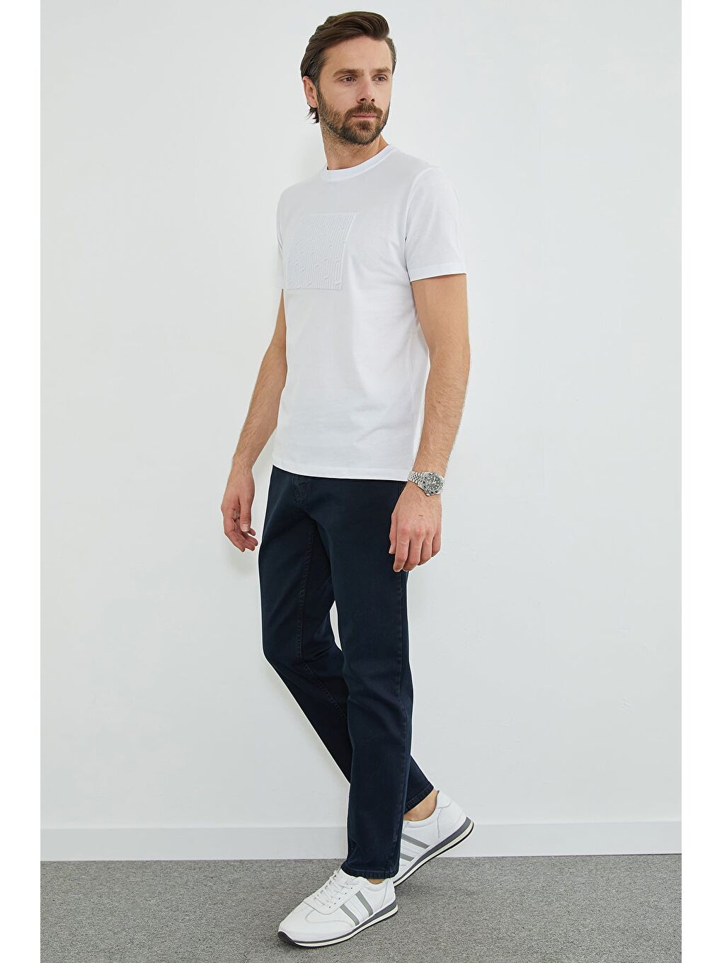 Beyaz Kabartma Baskılı Bisiklet Yaka Tişört-3