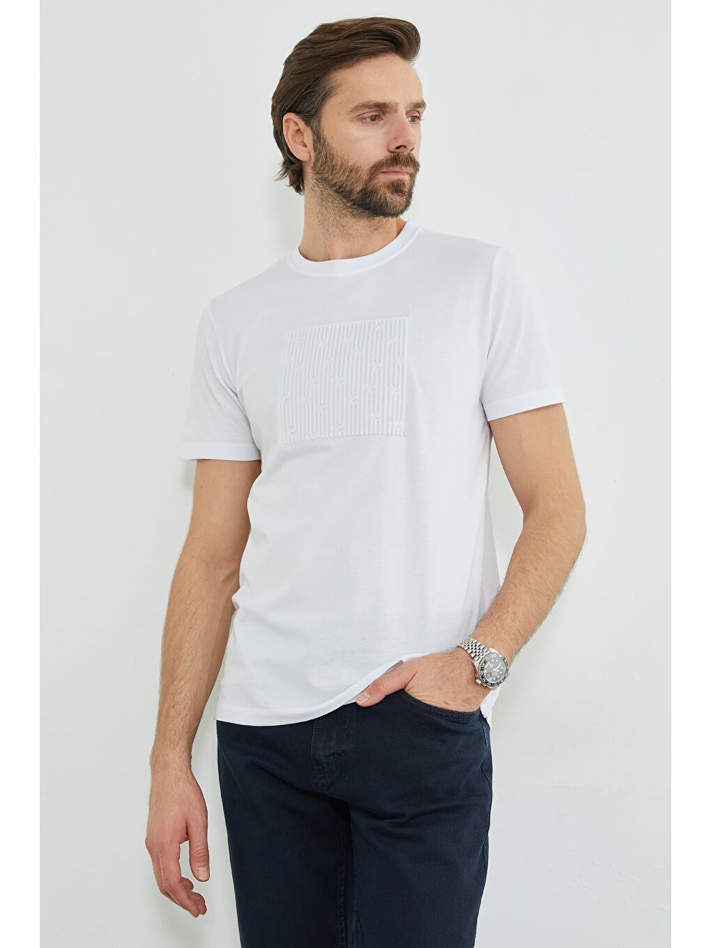 Beyaz Kabartma Baskılı Bisiklet Yaka Tişört-4