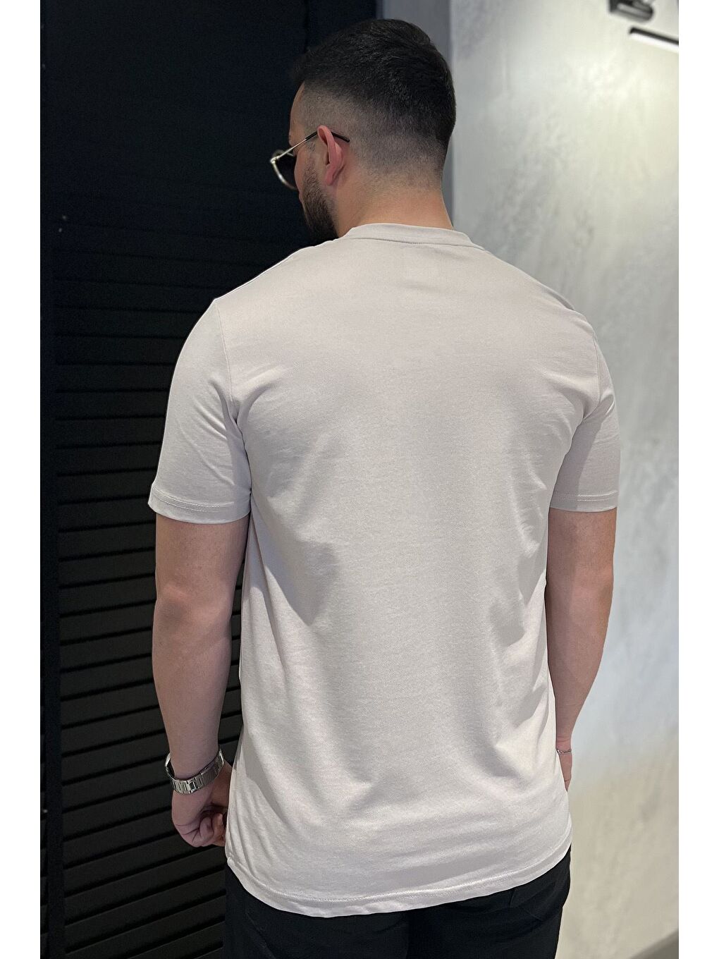 Bej Erkek Bisiklet Yaka Baskılı Şerit Detaylı Tişört-2
