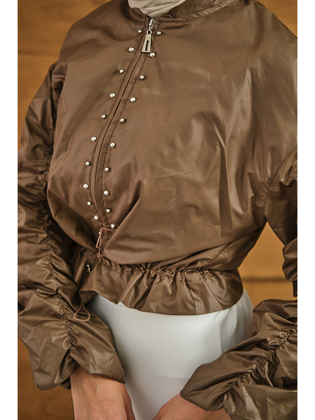 Kadın Ön Boncuk Detay Kısa Yağmurluk Kahverengi-4