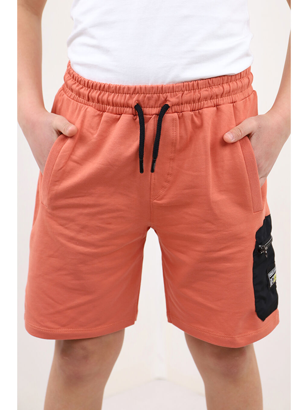 Kahverengi Erkek Çocuk Paça Kısmı Cepli Arma Detaylı Fermuarlı Şort