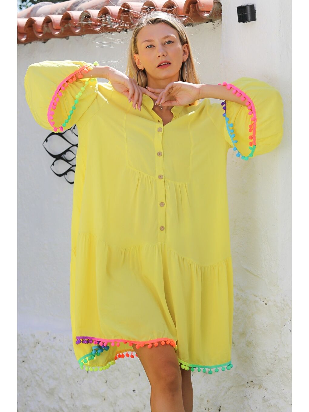 Sarı Hakim Yaka Fırfırlı Kol Düğmeli Eteği Fırfırlı Ponponlu Dokuma Casual Elbise