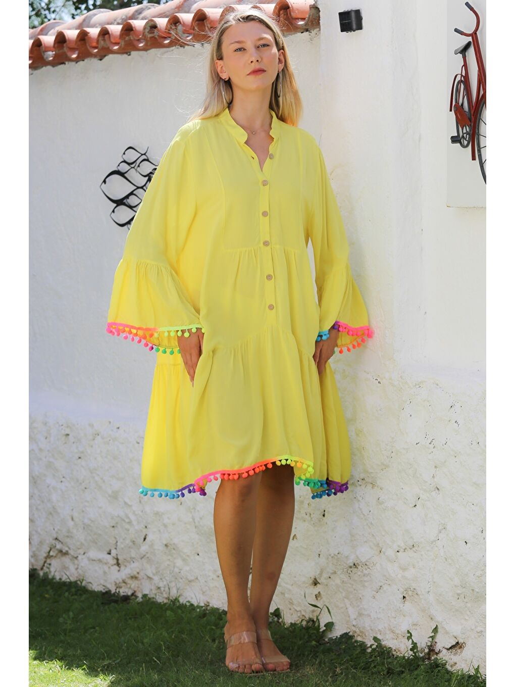 Sarı Hakim Yaka Fırfırlı Kol Düğmeli Eteği Fırfırlı Ponponlu Dokuma Casual Elbise-1