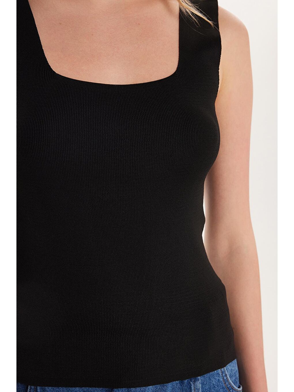 Kadın Standart Fit Askılı U Yaka Fitilli Siyah Body Atlet-2