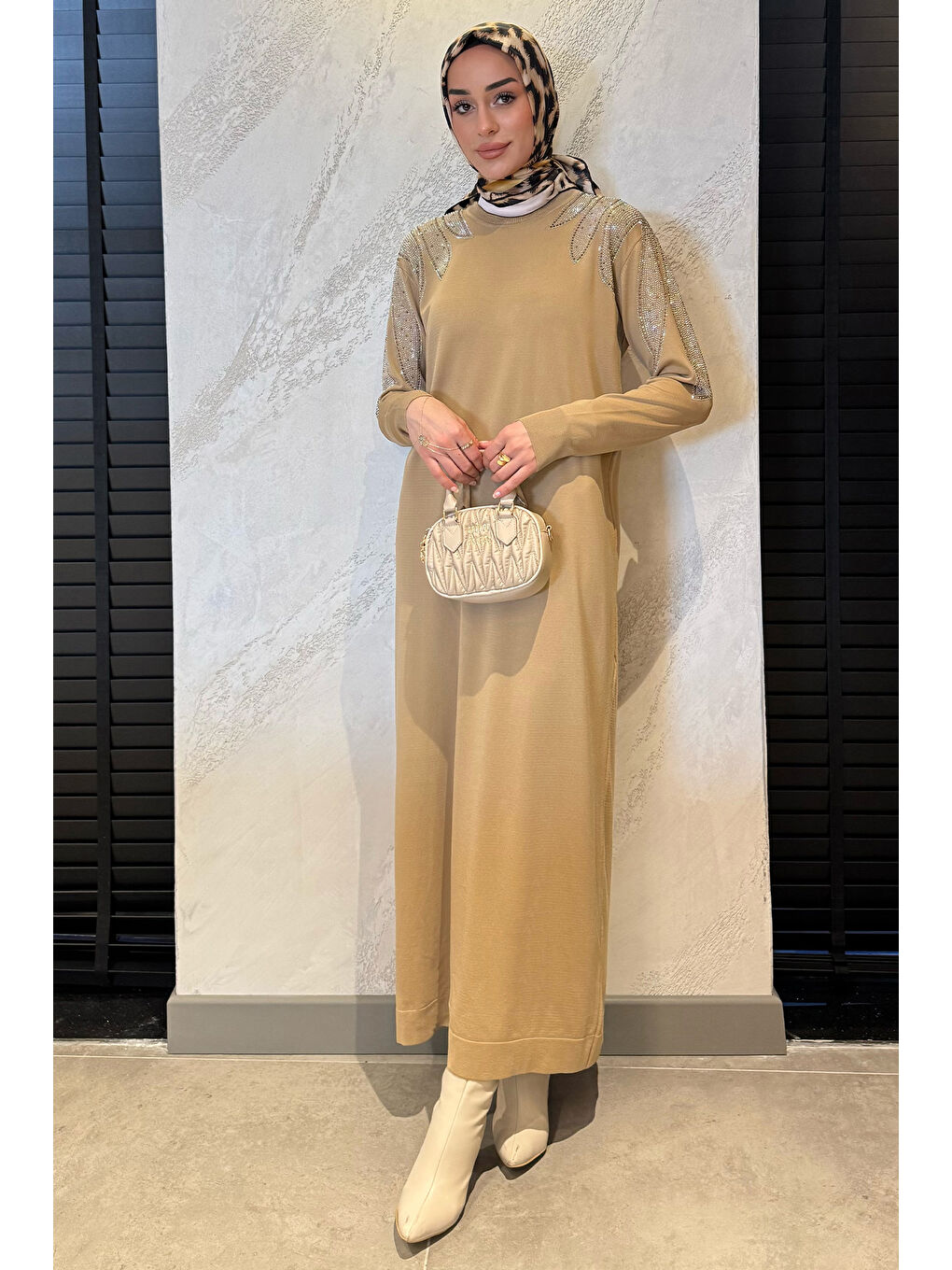 Bej Taş İşlemeli Tesettür Triko Elbise-3
