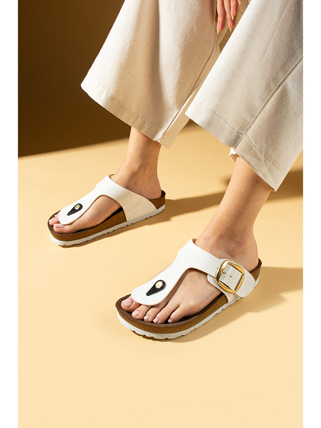 Beyaz Parmak Arası Gold Tokalı Rahat Taban Kadın Terlik 011-710-25Cilt