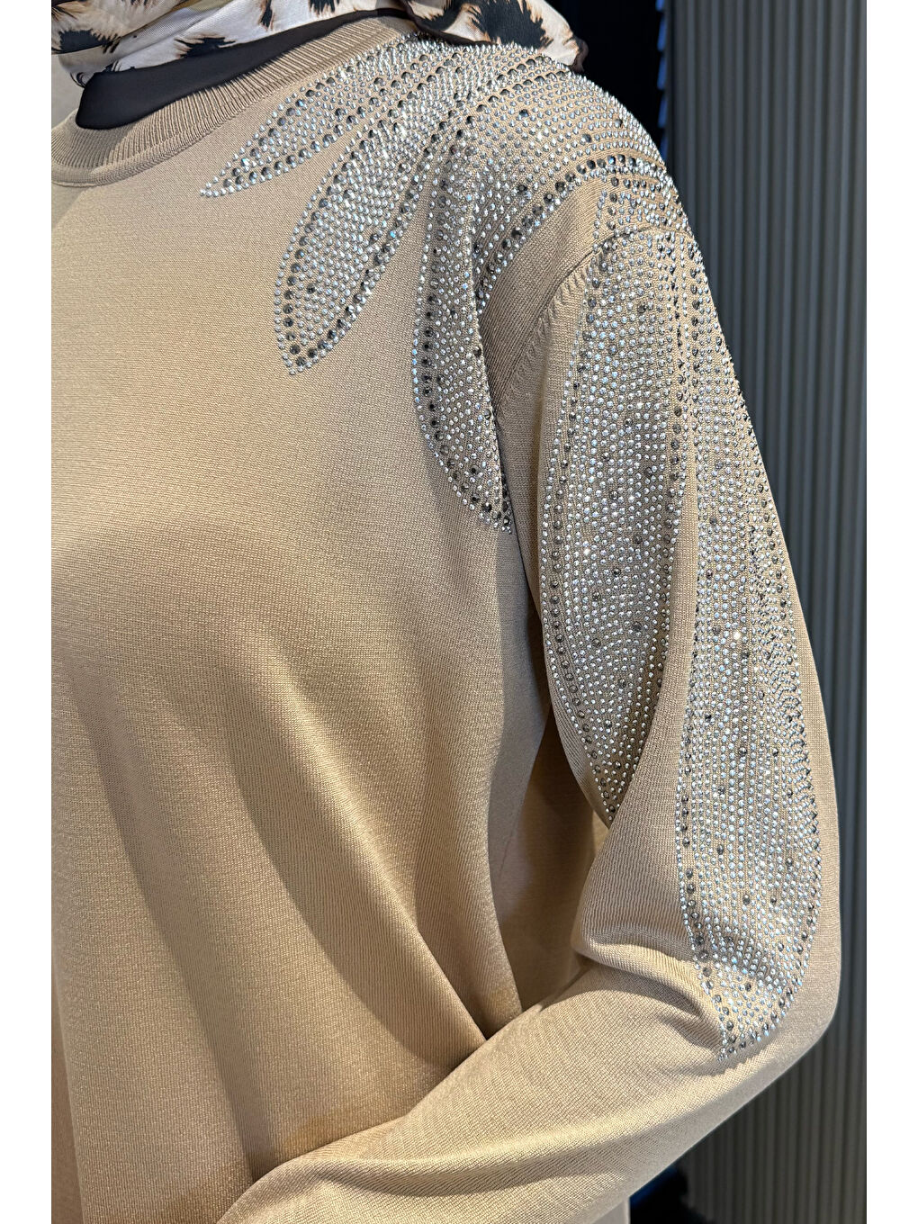 Bej Taş İşlemeli Tesettür Triko Elbise-5