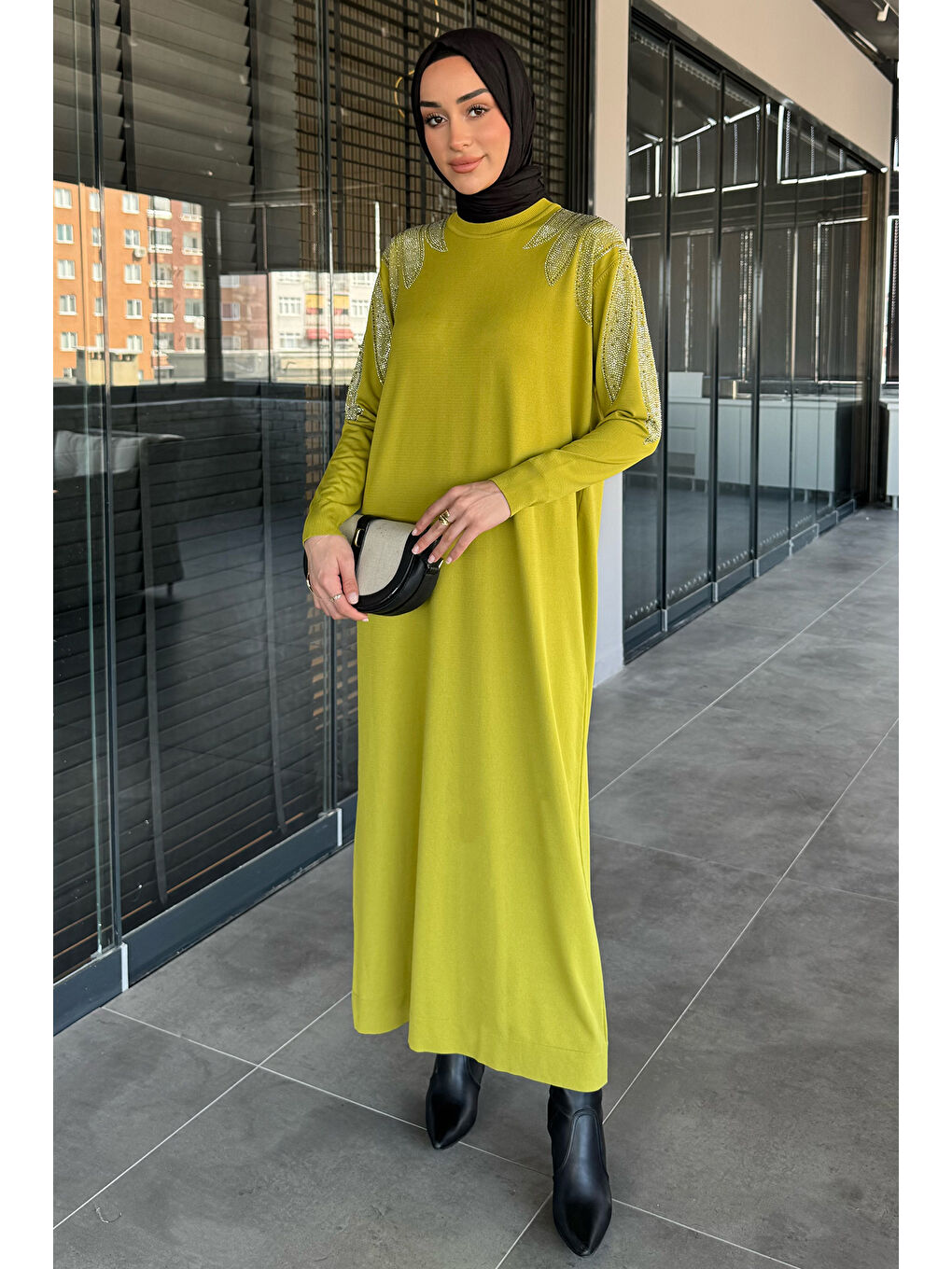 Yeşil Taş İşlemeli Tesettür Triko Elbise-3