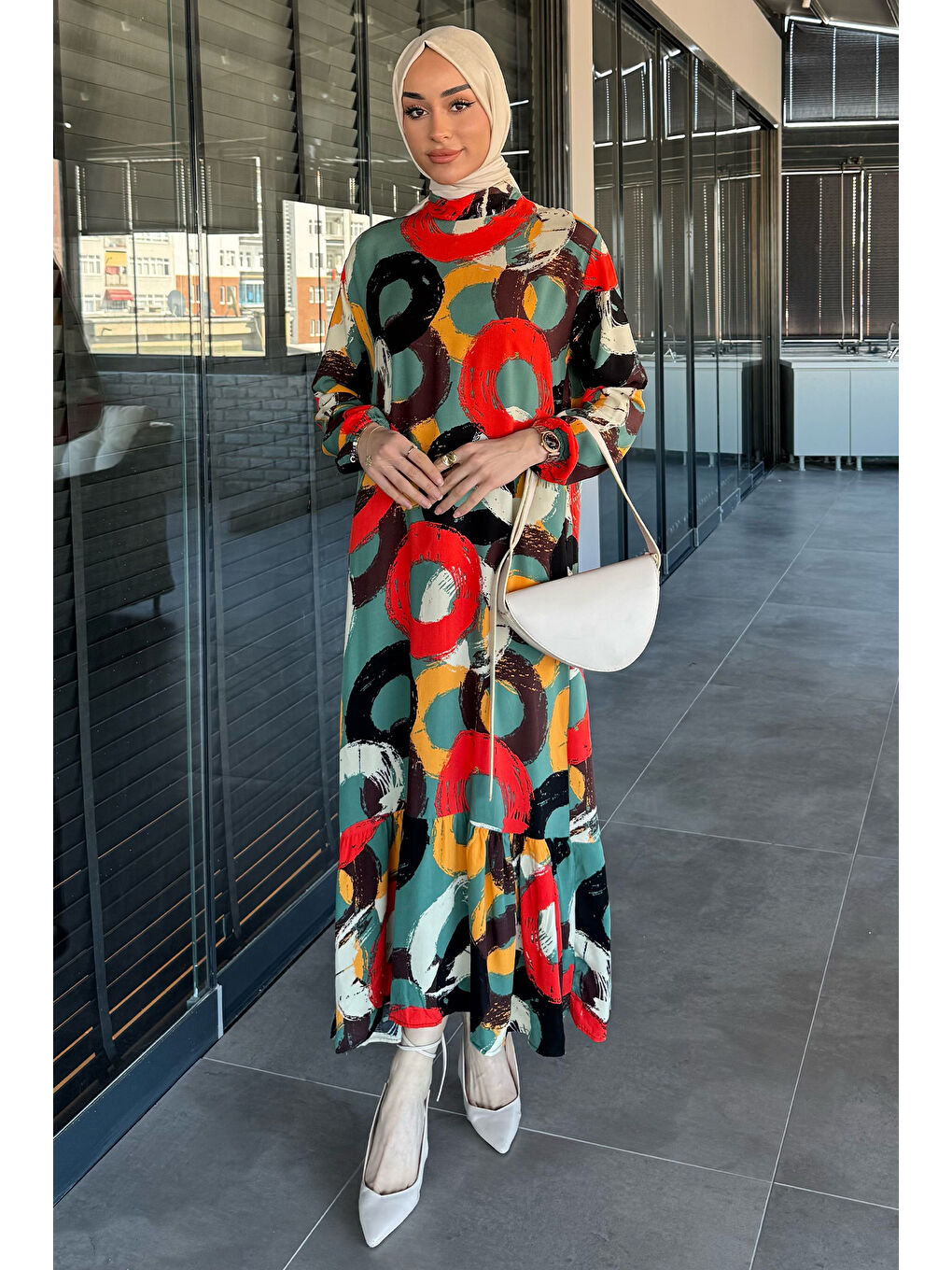 Siyah Bel Bağlamalı Desenli Tesettür Viskon Elbise-1