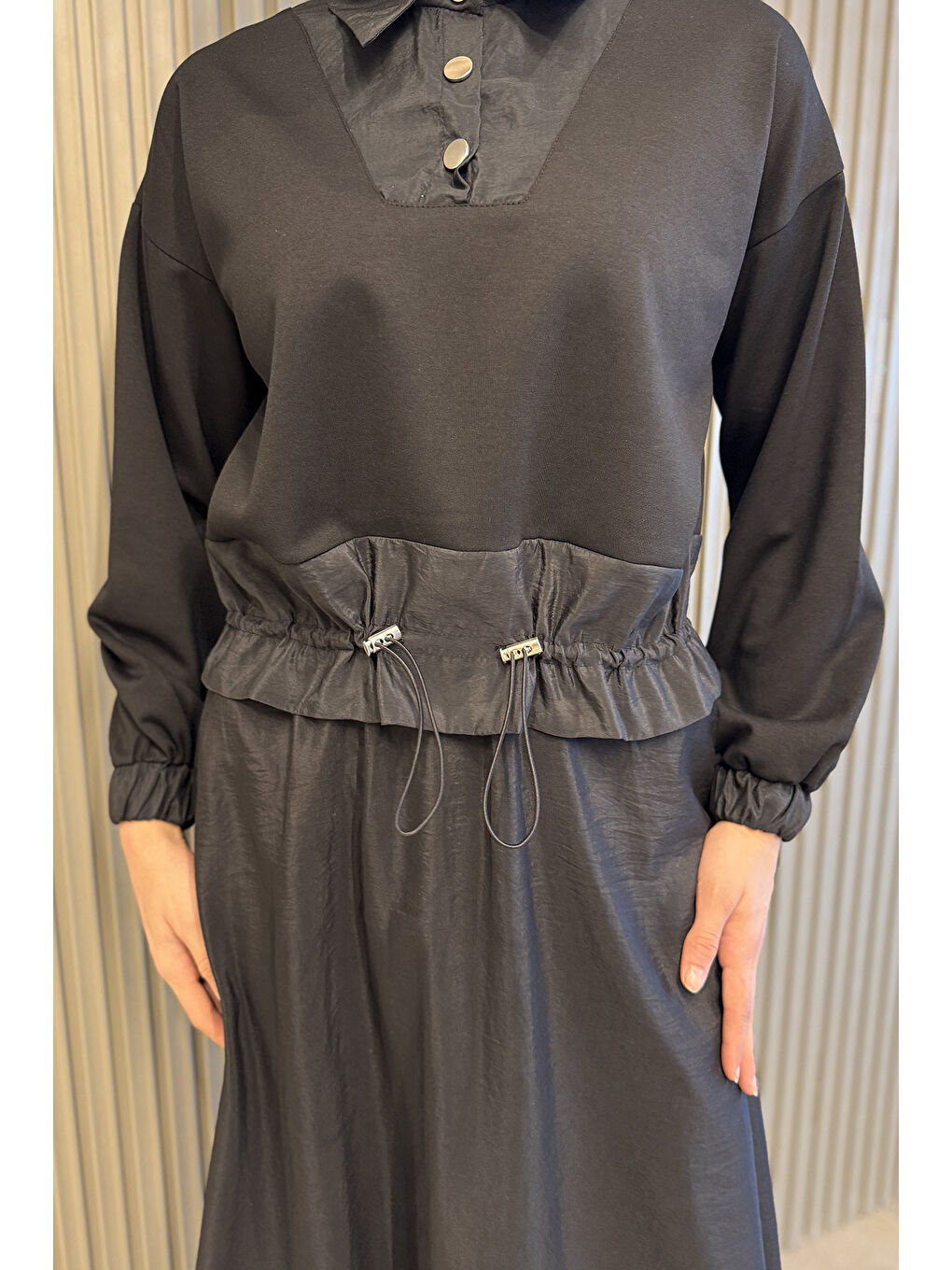 Siyah Bel Lastikli Paraşüt Garnili Yaka Çıtçıt Detaylı Bluz Etek Tesettür İkili Takım-4