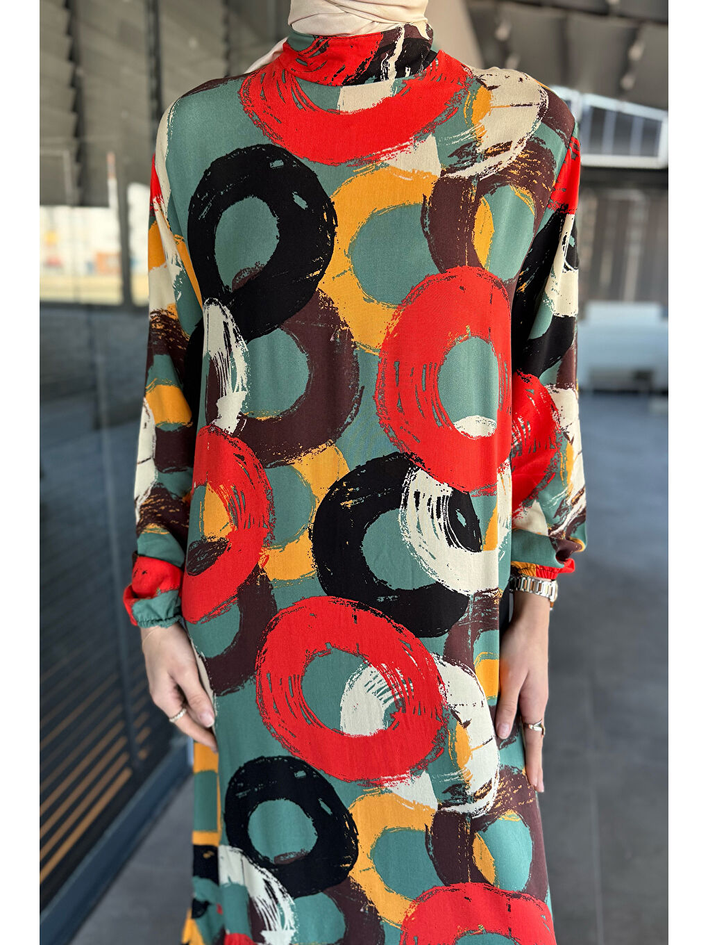 Siyah Bel Bağlamalı Desenli Tesettür Viskon Elbise-5