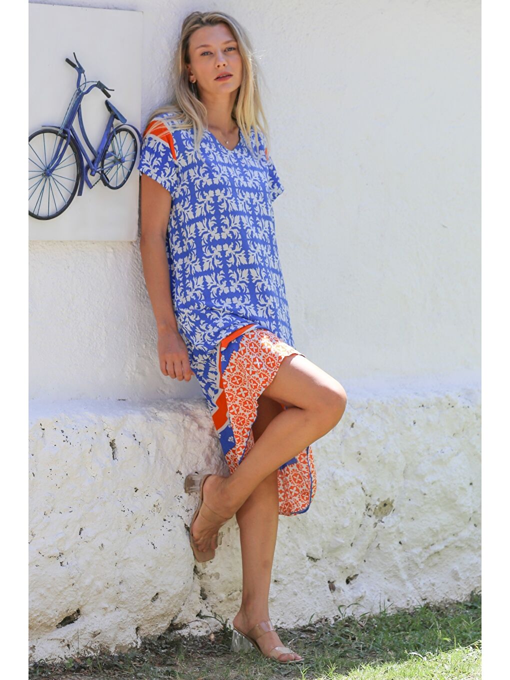 Mavi-Bej V Yaka Kısa Kol Allover Baskılı Dokuma Casual Elbise-1