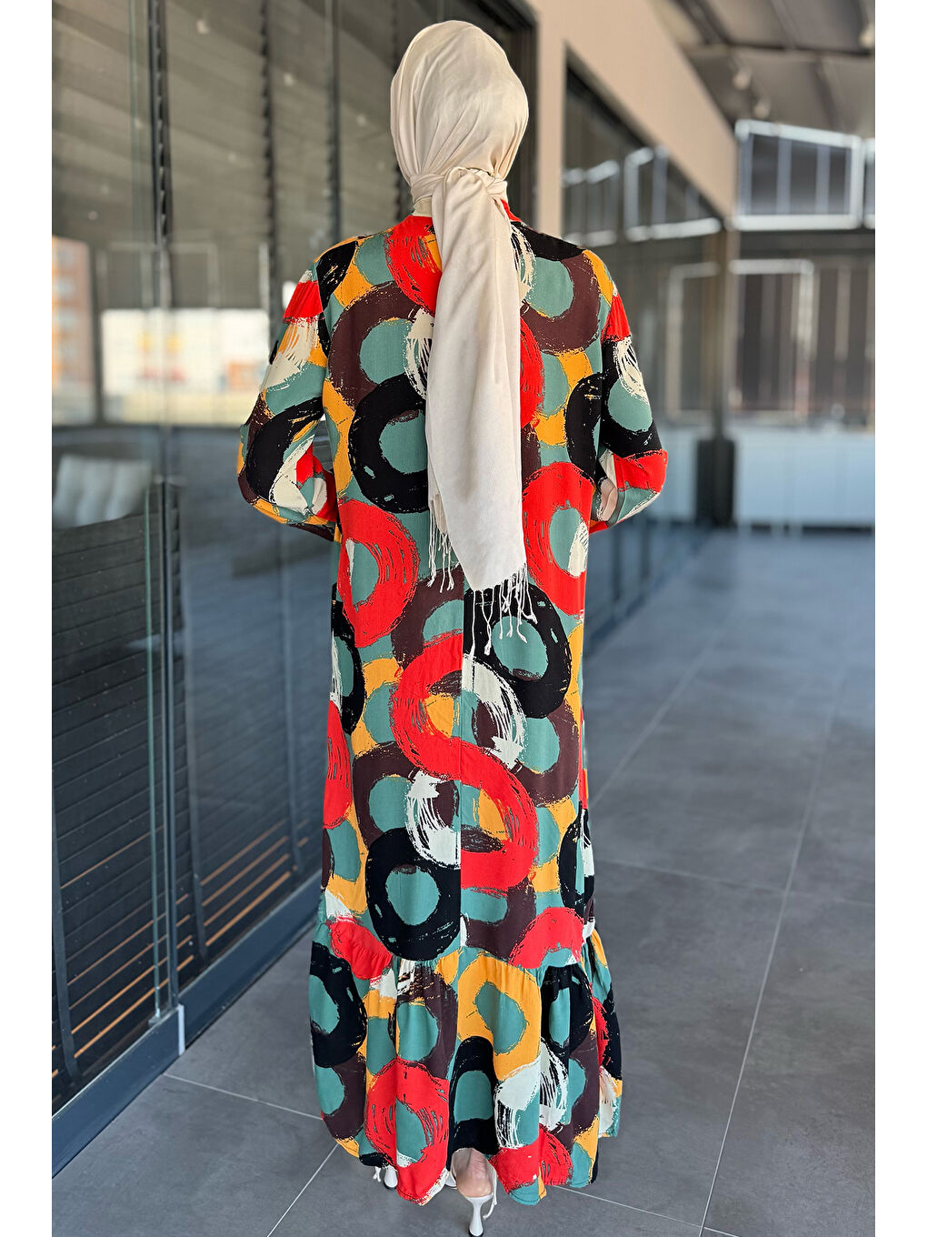 Siyah Bel Bağlamalı Desenli Tesettür Viskon Elbise-7