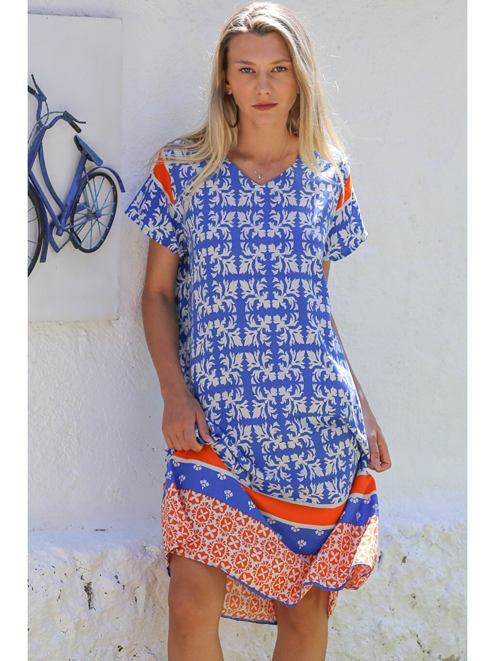 Mavi-Bej V Yaka Kısa Kol Allover Baskılı Dokuma Casual Elbise-5