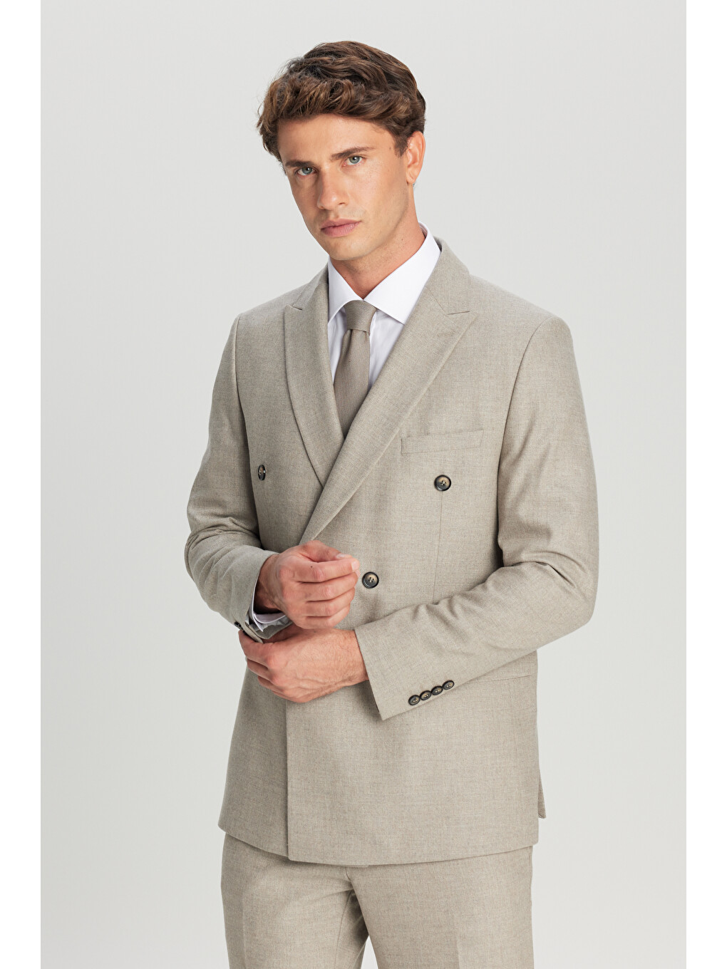 Erkek Bej Yünlü Slim Fit Dar Kesim Kırlangıç Yaka Kapak Cepli Kruvaze Takım Elbise