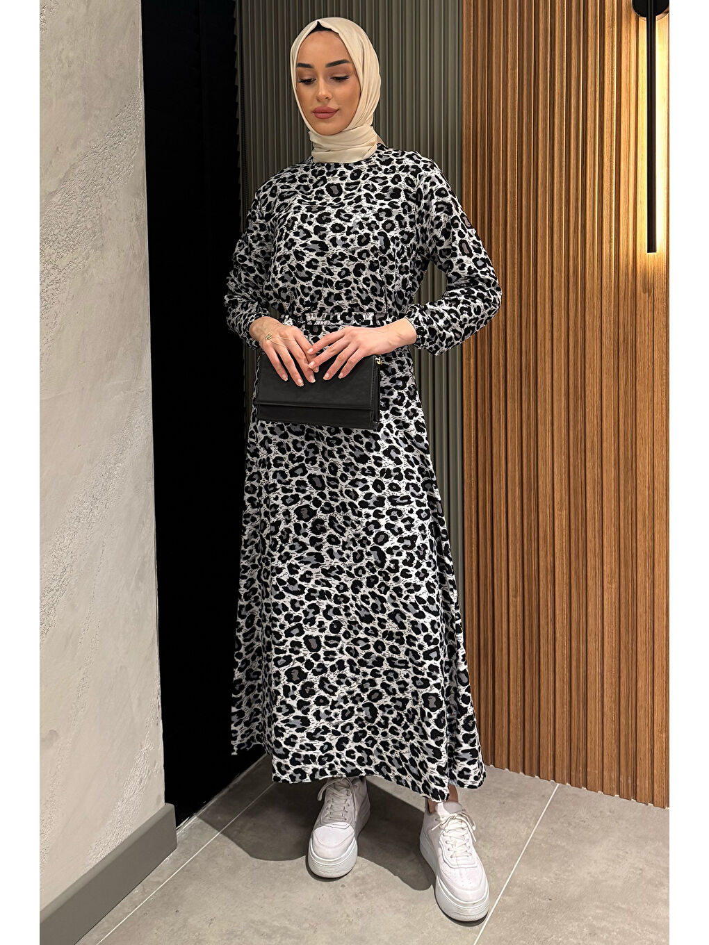 Ekru Bel Bağlamalı Leopar Desen Tesettür Elbise-3