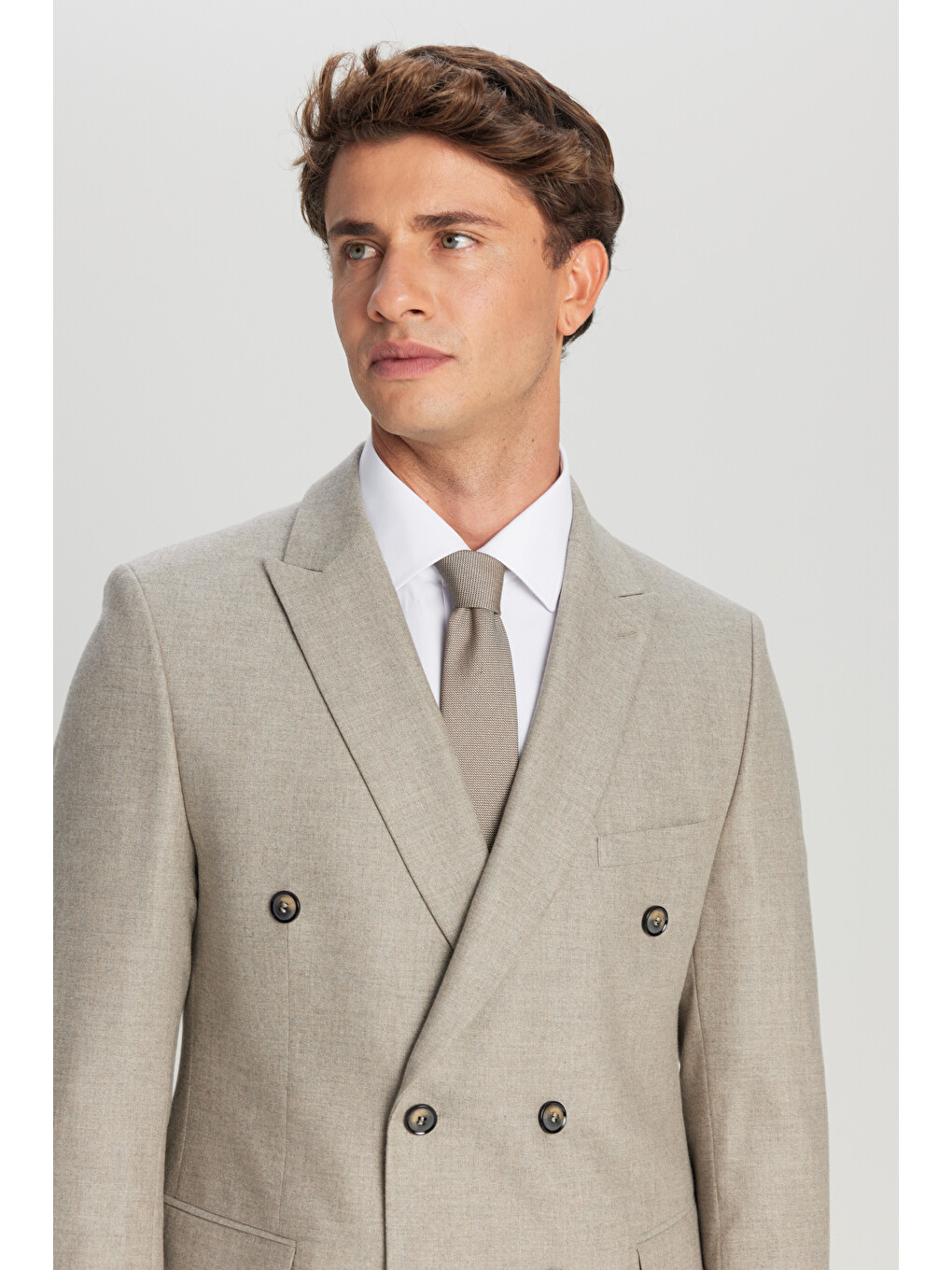 Erkek Bej Yünlü Slim Fit Dar Kesim Kırlangıç Yaka Kapak Cepli Kruvaze Takım Elbise-4