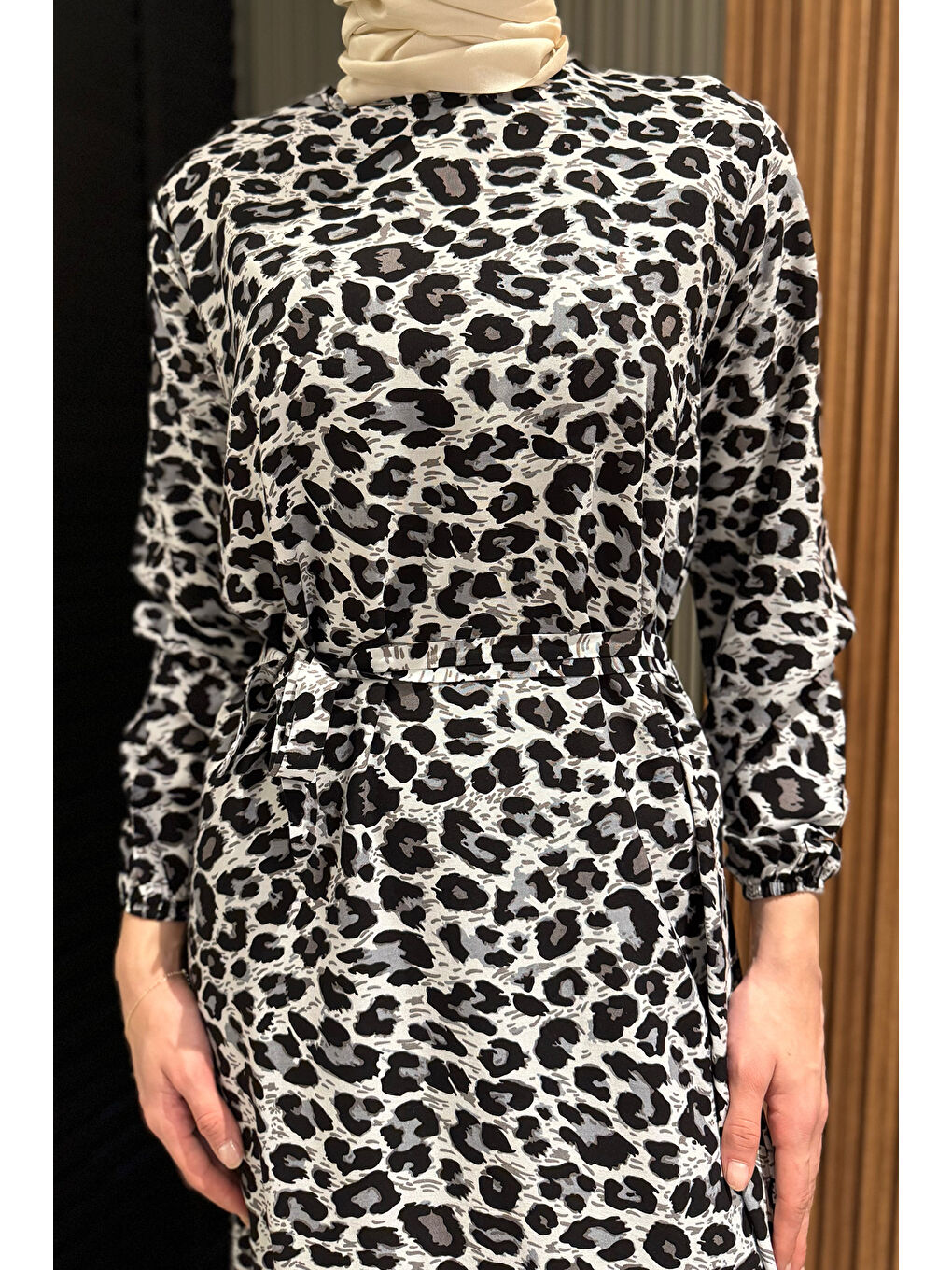 Ekru Bel Bağlamalı Leopar Desen Tesettür Elbise-5