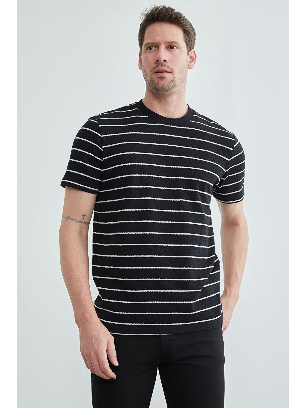 Siyah Çizgili Bisiklet Yaka Triko Tişört-1