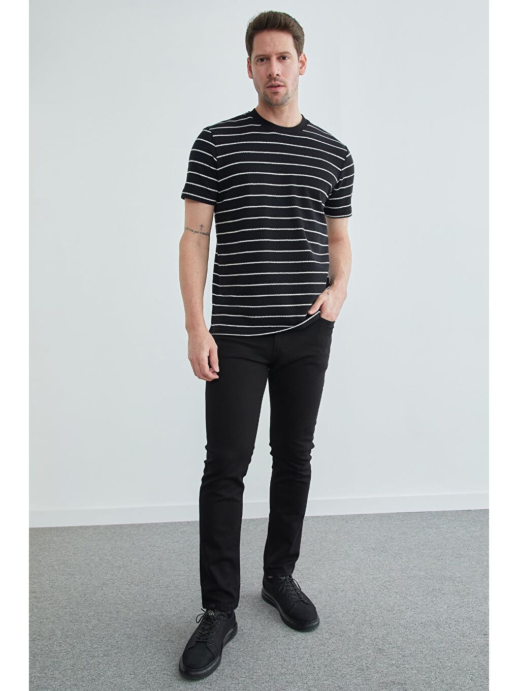 Siyah Çizgili Bisiklet Yaka Triko Tişört-2