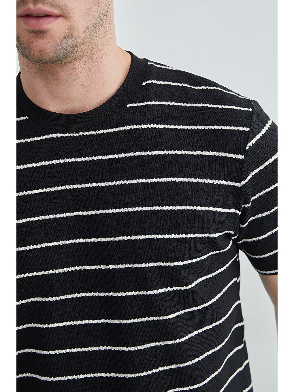 Siyah Çizgili Bisiklet Yaka Triko Tişört-4