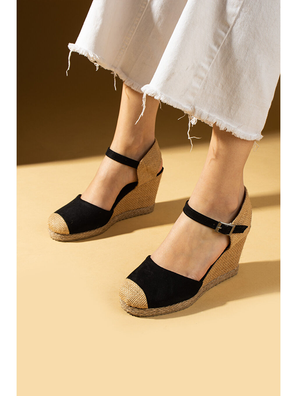 Siyah Hasır Dolgu Taban Önü Kapalı Tokalı Kadın Sandalet 69-71-24Süet