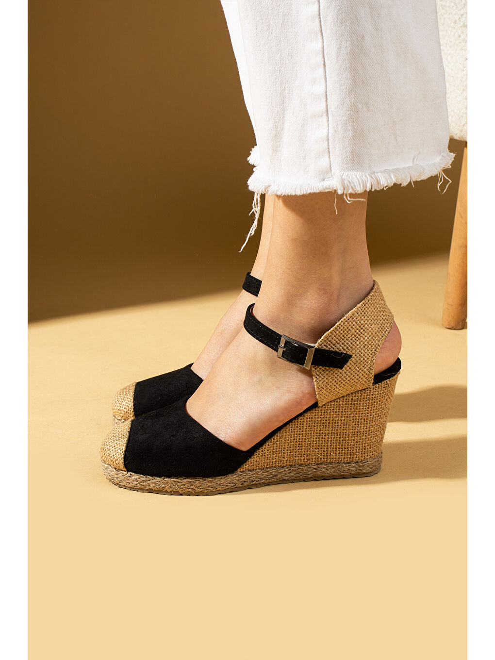 Siyah Hasır Dolgu Taban Önü Kapalı Tokalı Kadın Sandalet 69-71-24Süet-2