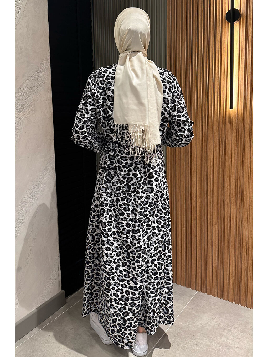 Ekru Bel Bağlamalı Leopar Desen Tesettür Elbise-7