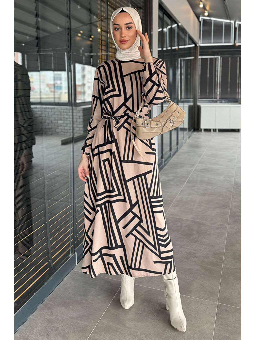 Siyah Bel Kuşaklı Kendinden Desenli Tesettür Elbise-1