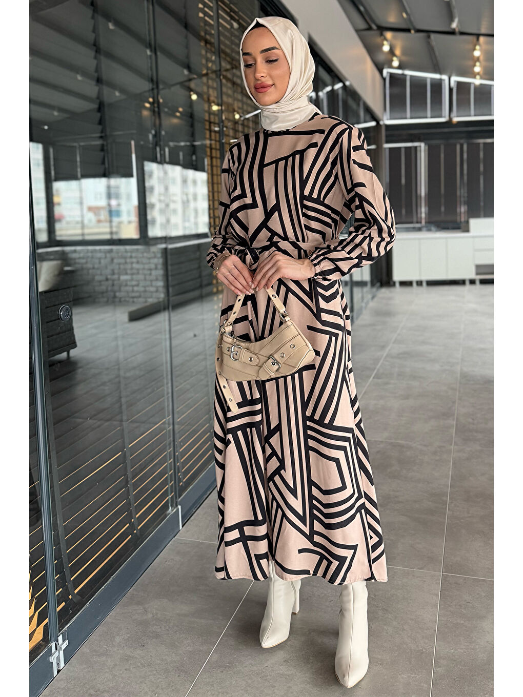 Siyah Bel Kuşaklı Kendinden Desenli Tesettür Elbise-3